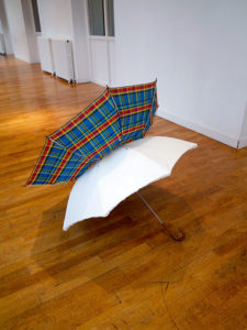 Haîku de parapluie sculpture démoulage de parapluie Philippe Poupet galerie hôtel de ville Chinon